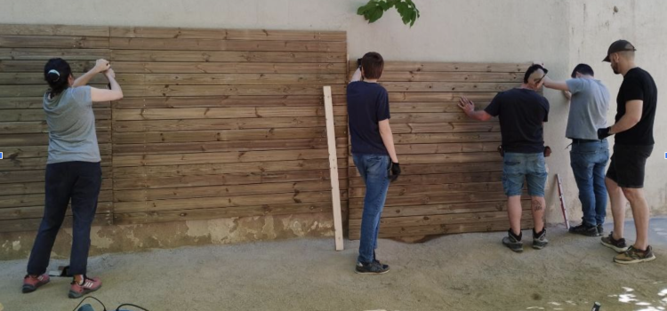 L’Escola Els Llorers avança amb el Projecte de la paret musico-sensorial al pati d’infantil